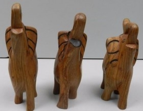 Elefantes en madera. Colección de 3 preciosos elefantes con su trompa hacia arriba. Años 80
