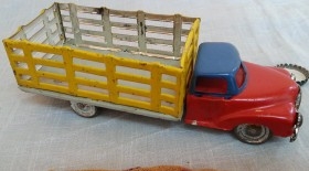 Camión de juguete en chapa. Años 50