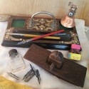 Escribanía en madera. Años 60. Conjunto de escribanía con complementos.