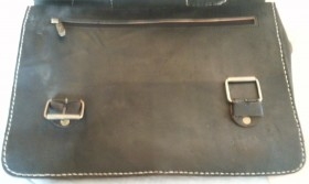 Cartera de colegio vintage. En cuero negro.