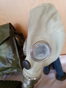 Máscara militar anti-gas modelo MUA SzM41M. Años 80. Nueva a estrenar.