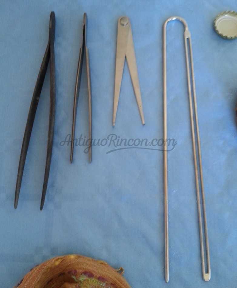 Pinzas médicas. 4 instrumentos hospitalarios.