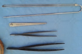 Pinzas médicas. 4 instrumentos hospitalarios.