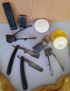 Conjunto herramientas de barbero. Antiguas. Navajas y maquinillas corte de pelo.
