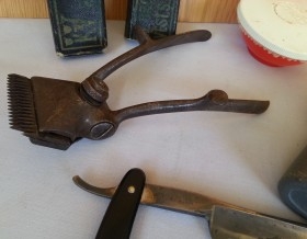 Conjunto herramientas de barbero. Antiguas. Navajas y maquinillas corte de pelo.