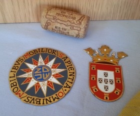 Curiosas placas con escudos y emblemas. Pareja