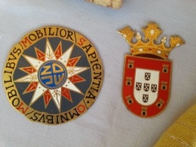 Curiosas placas con escudos y emblemas. Pareja