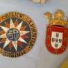 Curiosas placas con escudos y emblemas. Pareja