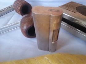  encendedor DUNHILL y caja tabaquera.