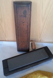 Piedra de afilado para formones y herramientas de corte. Antigua.