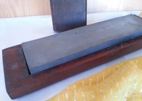 Piedra de afilado para formones y herramientas de corte. Antigua.