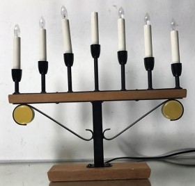 Candelabro. 7 brazos. Menorah. Vidrio y latón. Años 70. Jewish chandelier