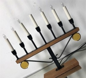 Candelabro. 7 brazos. Menorah. Vidrio y latón. Años 70. Jewish chandelier