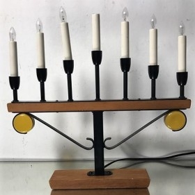 Candelabro. 7 brazos. Menorah. Vidrio y latón. Años 70. Jewish chandelier