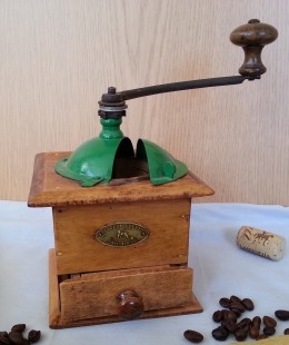 Antiguo molinillo de café. Marca Peugeot Freres. Maravilloso. Old coffee grinder