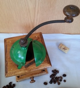 Antiguo molinillo de café. Marca Peugeot Freres. Maravilloso. Old coffee grinder