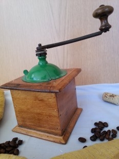 Antiguo molinillo de café. Marca Peugeot Freres. Maravilloso. Old coffee grinder