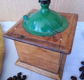 Antiguo molinillo de café. Marca Peugeot Freres. Maravilloso. Old coffee grinder