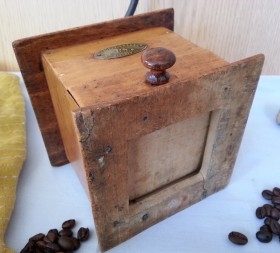 Antiguo molinillo de café. Marca Peugeot Freres. Maravilloso. Old coffee grinder
