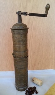 Antiguo molinillo de café. En bronce. Original forma alargada old coffee grinder