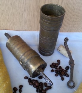 Antiguo molinillo de café. En bronce. Original forma alargada old coffee grinder