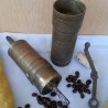 Antiguo molinillo de café. En bronce. Original forma alargada old coffee grinder