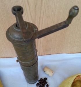 Antiguo molinillo de café. En bronce. Original forma alargada old coffee grinder