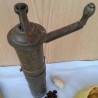 Antiguo molinillo de café. En bronce. Original forma alargada old coffee grinder