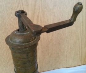 Antiguo molinillo de café. En bronce. Original forma alargada old coffee grinder