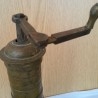 Antiguo molinillo de café. En bronce. Original forma alargada old coffee grinder