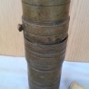 Antiguo molinillo de café. En bronce. Original forma alargada old coffee grinder