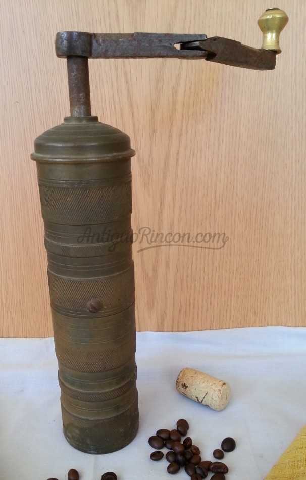 Antiguo molinillo de café. En bronce. Original forma alargada old coffee grinder