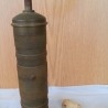 Antiguo molinillo de café. En bronce. Original forma alargada old coffee grinder