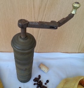 Antiguo molinillo de café. En bronce. Original forma alargada old coffee grinder