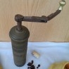 Antiguo molinillo de café. En bronce. Original forma alargada old coffee grinder