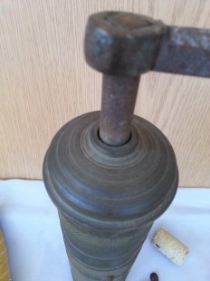 Antiguo molinillo de café. En bronce. Original forma alargada old coffee grinder