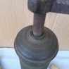 Antiguo molinillo de café. En bronce. Original forma alargada old coffee grinder