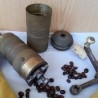 Antiguo molinillo de café. En bronce. Original forma alargada old coffee grinder