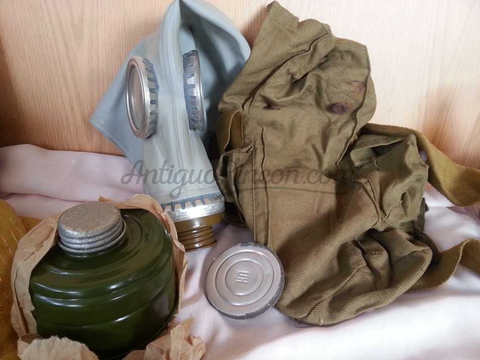 Máscara militar anti-gas modelo MUA SzM41M. Años 80. Nueva a estrenar. Máscara militar anti-gas modelo MUA SzM41M. Años 80. Nueva a estrenar.