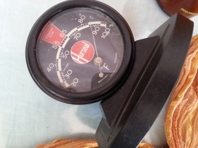 Reloj de temperatura de viejo coche. Am