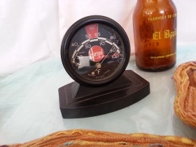 Reloj de temperatura de viejo coche. Am