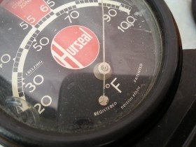 Reloj de temperatura de viejo coche. Am