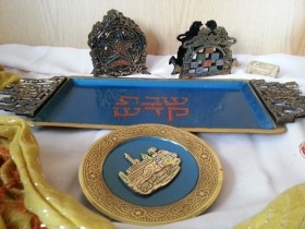 Objetos decoración con motivos judíos. Buen estado general.
