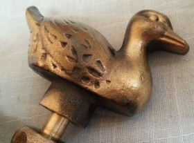 Grifo en bronce. Forma de pato. Nuevo