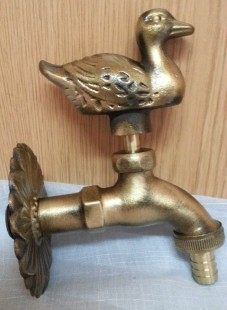 Grifo en bronce. Forma de pato. Nuevo