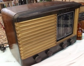 Radio de válvulas antigua. Marca INVICTA. Precioso objeto años 60-70