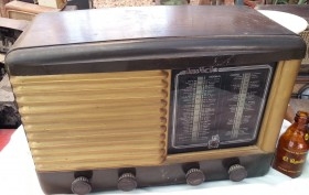 Radio de válvulas antigua. Marca INVICTA. Precioso objeto años 60-70