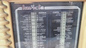 Radio de válvulas antigua. Marca INVICTA. Precioso objeto años 60-70