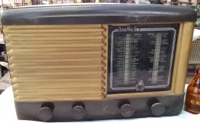 Radio de válvulas antigua. Marca INVICTA. Precioso objeto años 60-70