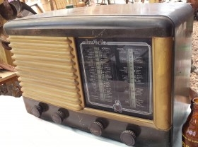 Radio de válvulas antigua. Marca INVICTA. Precioso objeto años 60-70